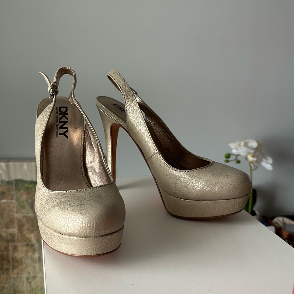 DKNY 8.5/39 Champagne Heals.